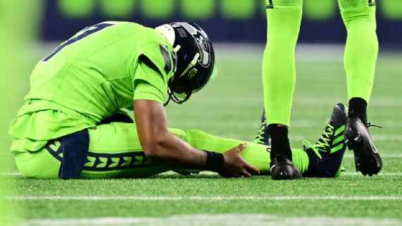 Geno Smith Injures Knee in Seahawks’ Loss to Packers: Playoff Hopes in Jeopardy